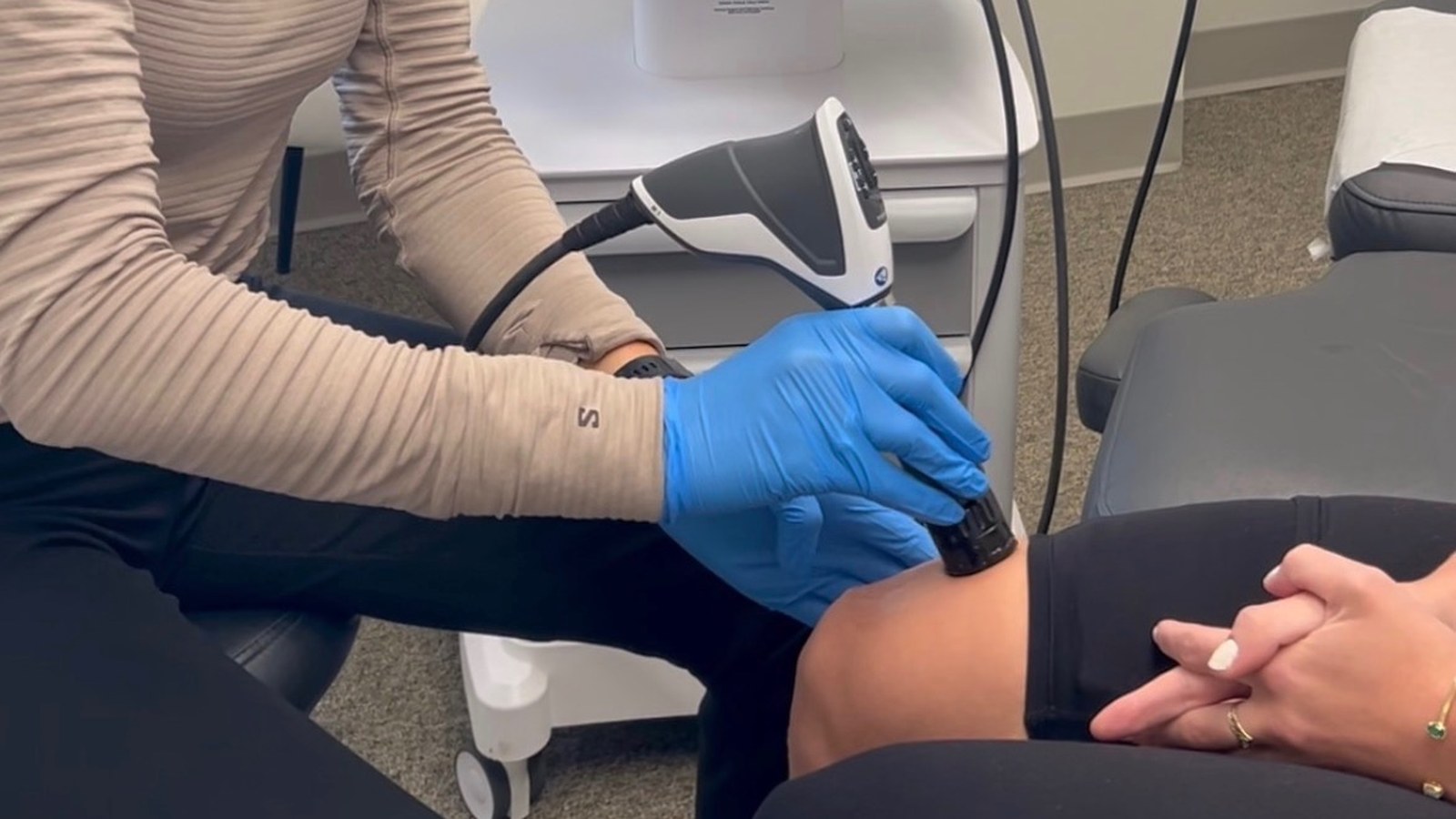 Shockwave therapy for knee pain - radial applicator applied to a patient's knee at True Health Chiropractic in Lombard, IL